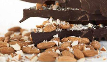 多吃杏仁和黑巧克力或能有效降低机体有害胆固醇的水平！